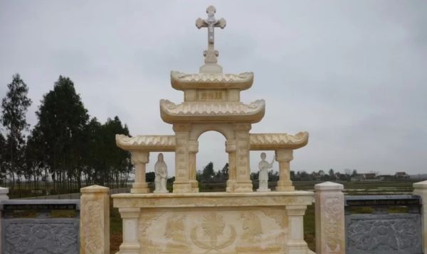 Mộ đá vàng công giáo kết hợp vẻ đẹp tối giản và các yếu tố tôn giáo sâu sắc