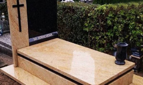 Mộ đá vàng công giáo trang trọng với các biểu tượng Thiên Chúa giáo đặc trưng