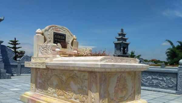 Mộ đá vàng không mái thiết kế đơn giản nhưng vẫn giữ được tính trang nghiêm