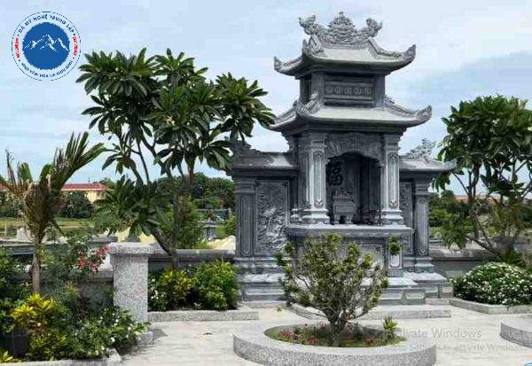 Mộ đá xanh rêu cao cấp lắp đặt tại khuôn viên họ