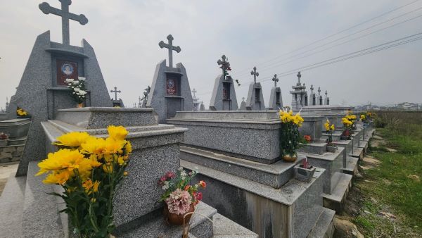 Mộ đá xanh tạo cảm giác thanh thoát, nhẹ nhàng