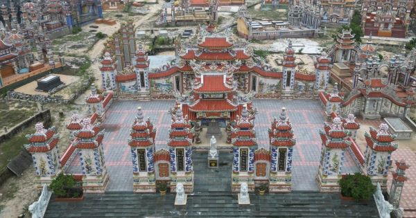 Mộ mái thái ba tầng chạm trổ tinh tế trang nghiêm