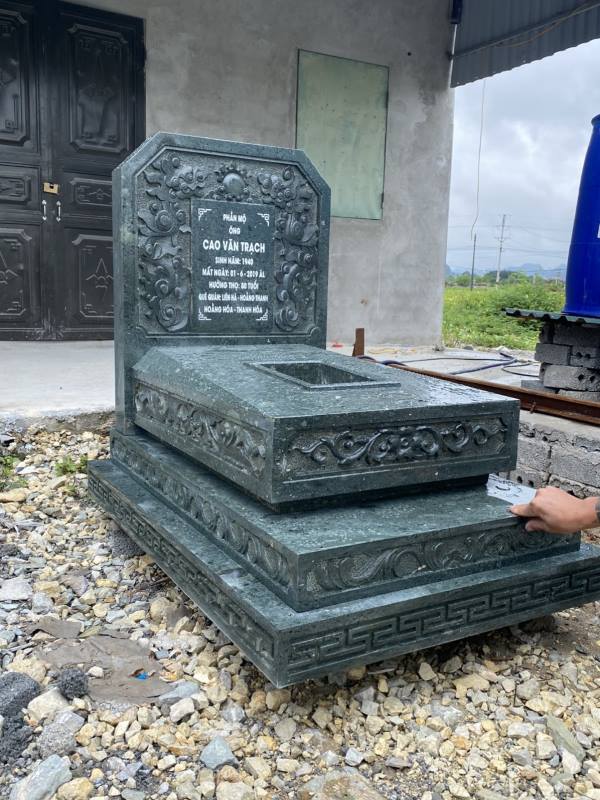 Mộ tam cấp bằng đá xanh rêu tạo hình vững chắc
