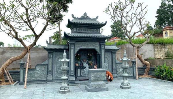 Mộ úp đá xanh đen đơn giản nhưng đầy trang nghiêm
