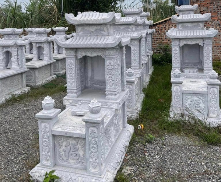 Mộ đá hai mái chạm khắc hoa văn tinh xảo