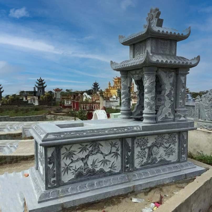 Mộ hai mái với cột trụ vuông, khắc câu đối 