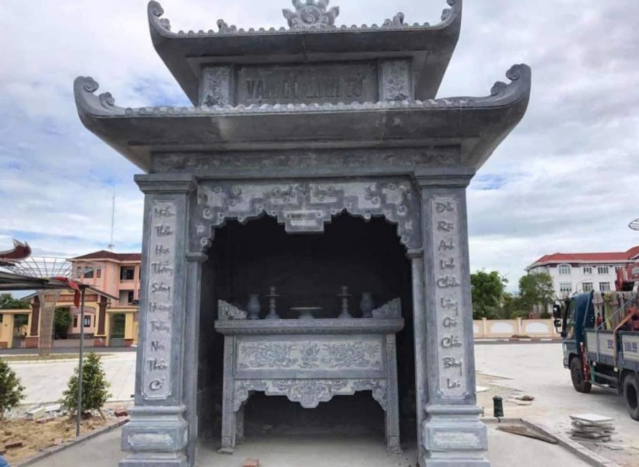 Mộ đá với hoa văn tinh xảo