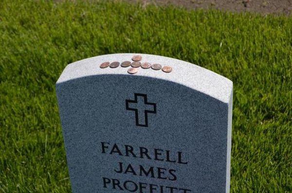 Một số chất liệu thường dùng để làm bia mộ nước ngoài