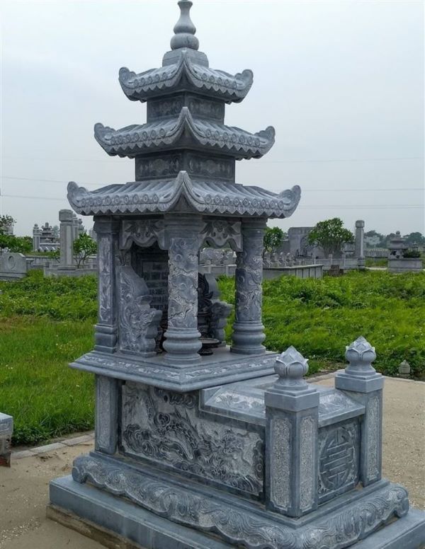 Nắp mộ là tấm đá nằm trên phần thân