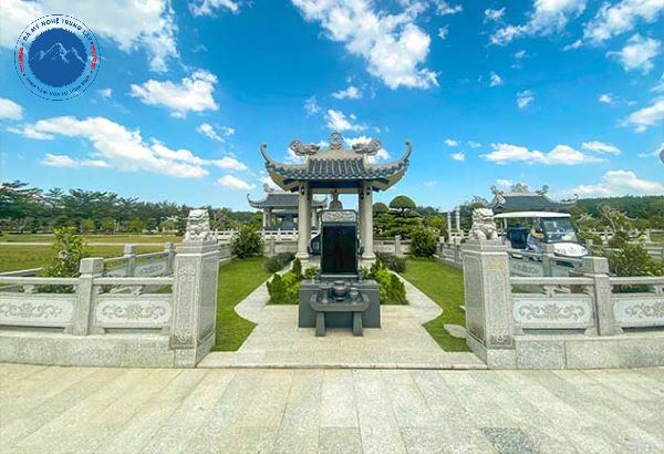 Nghê đá đôi đặt trước cổng đình uy nghi