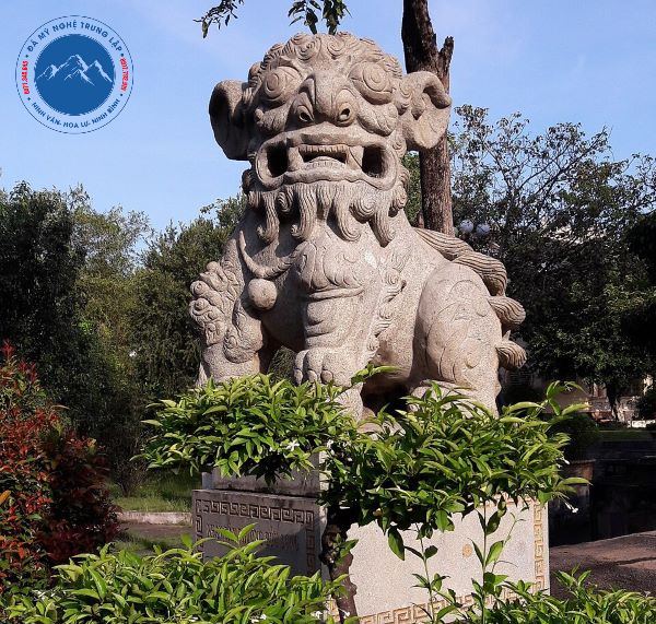 Nghê đá trên nóc nhà thờ họ bền vững