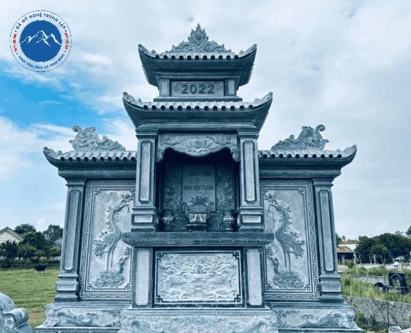 Nghệ nhân chạm khắc hoa văn mộ đá