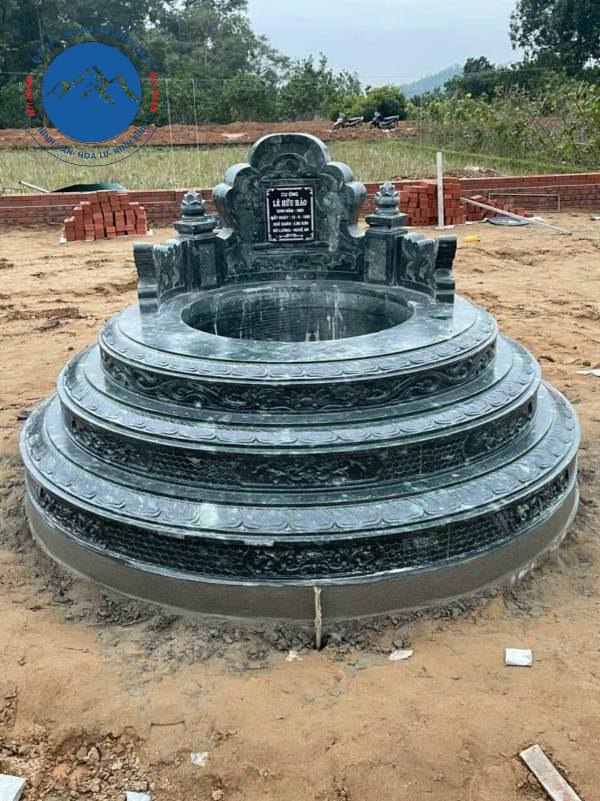 Nghệ nhân chạm khắc hoa văn tinh xảo trên mộ tam cấp
