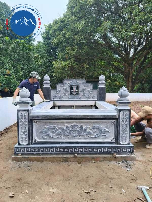 Nghệ nhân đang tỉ mỉ đục nhám bề mặt đế lăng thờ