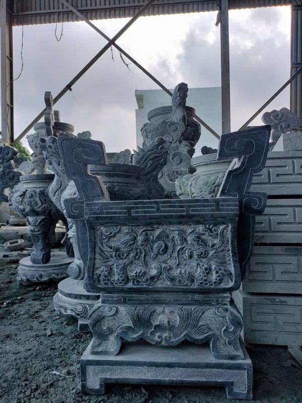 Nghệ nhân hoàn thiện lư hương đá vuông thủ công