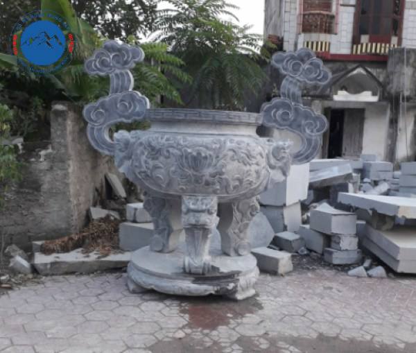 Nghệ nhân làng nghề non nước đang đục đẽo lư đá