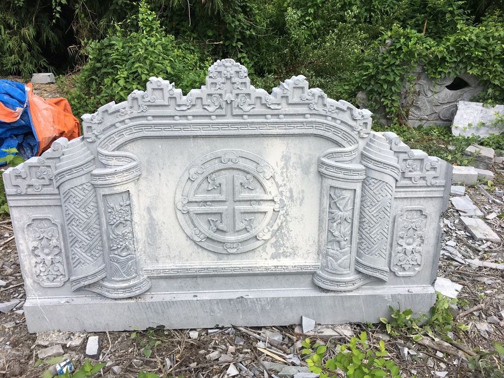 Phần hông cuốn thư đá