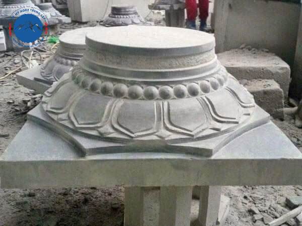 Quy trình cẩu dựng chân cột đá tròn đồ sộ tại xưởng