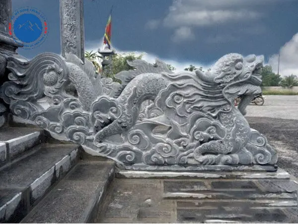 Rồng đá biểu tượng cho quyền lực, thịnh vượng và may mắn