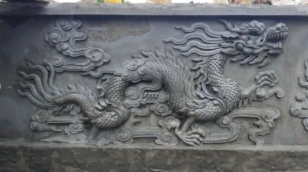 Rồng uốn quanh cột thể hiện uy nghi và sức mạnh