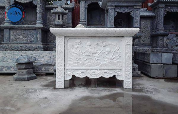 Hoa sen khắc trên bàn thờ tượng trưng sự thanh cao, tinh khiết