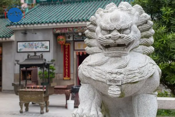 Sư tử đá oai phong, biểu trưng cho sức mạnh và quyền uy