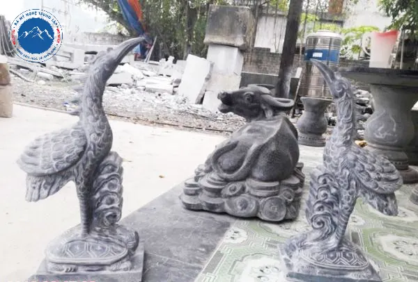 Tạo không gian sân vườn hài hòa bằng hạc đá phong thủy