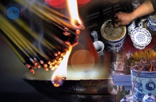 Thanh tẩy bát hương trước khi thờ