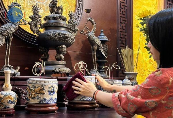 Thay đổi vị trí bát hương trên bàn thờ có sao không?
