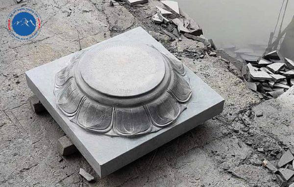 Thi công đôi cột đồng trụ đá tại đền thờ Thọ Xuân