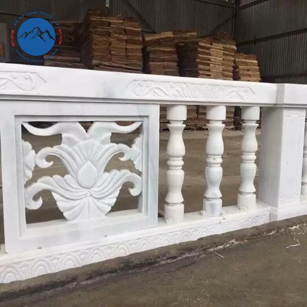 Thi công lan can con tiện đá trắng cho ban công biệt thự
