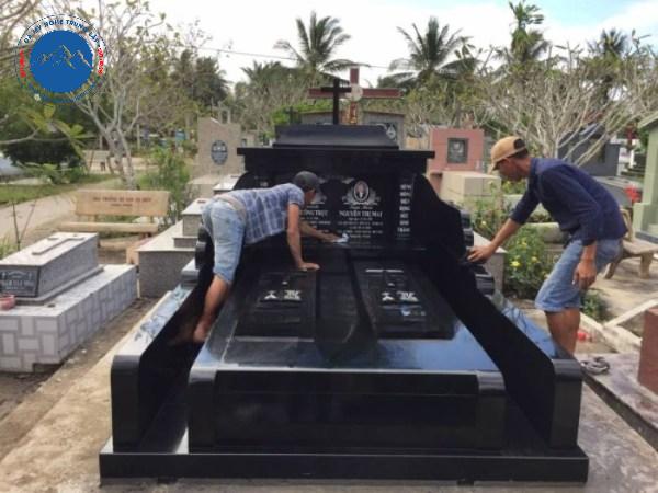 Thi công mộ đá đôi tại phường Tây Hoa Lư