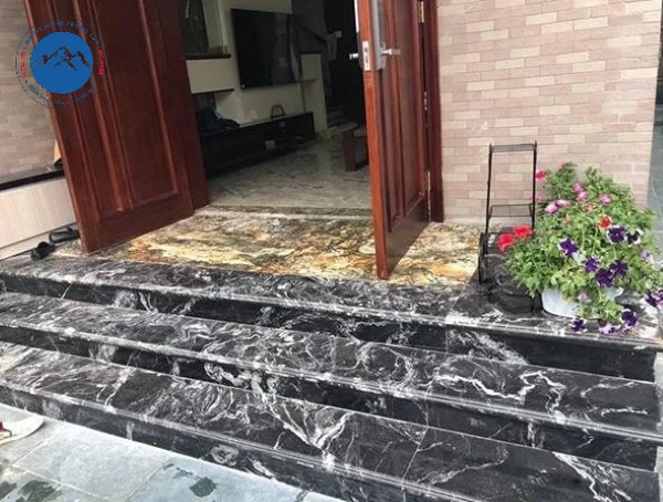 Thiết kế bậc thềm đá hoa cương phối hai màu tương phản độc
