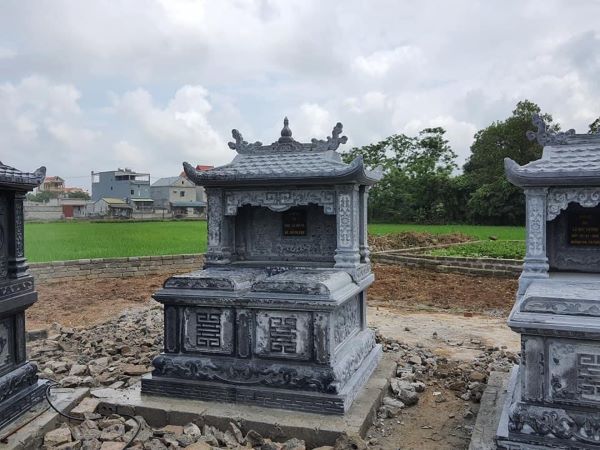 Thiết kế lăng mộ đá hai mái với màu sắc tự nhiên
