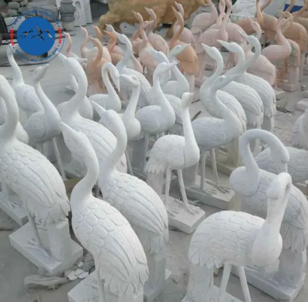 Trang trí hạc đá mini quanh hồ cá hoặc bồn cát