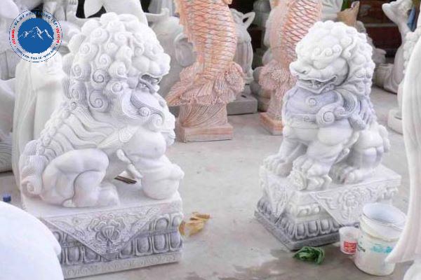 Tượng Nghê đá đứng canh gác lối đi