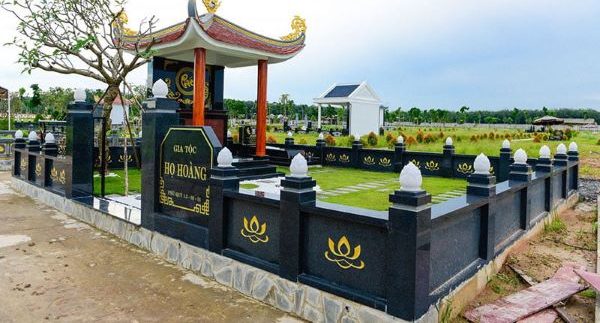 Về tấm bia đặt phía trước cổng khu lăng mộ dòng họ