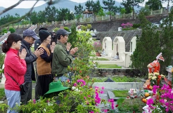 Ý nghĩa của nghi thức khấn lễ tạ thần linh ngoài mộ phần