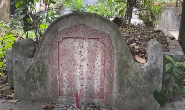 Ý nghĩa tâm linh trong việc sử dụng chữ Hán trên bia mộ