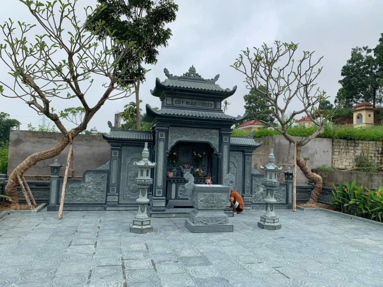 Cơ sở làm mộ đá Trung Lập
