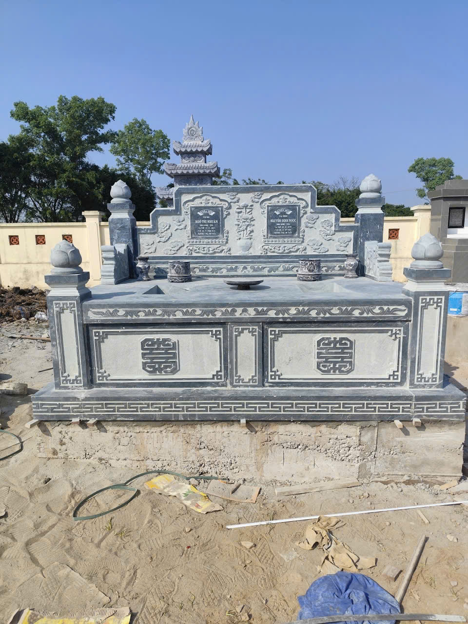Kích thước lớn, thể hiện sự bề thế và trang trọng
